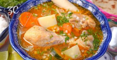 Delicioso Caldo De Pollo Con Muslos Y Piernas Sazonados En Un Sofrito De Jitomate Y Especias. ¡Prueba Esta Receta Reconfortante Ahora!