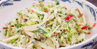 Ensalada De Repollo Con Manzanas. Refrescante Y Fácil De Hacer. Acompaña Tus Comidas Con Esta Deliciosa Opción Saludable. Haz Clic Para Probarla.