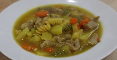 Deliciosa Sopa De Pollo Casera: Listo En 20 Minutos. Añade Tus Verduras Favoritas Y Disfruta De Su Sabor Reconfortante. ¡Haz Clic Y Disfrútala Ahora!