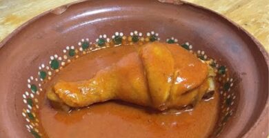 Mole De Pollo Casero: Delicioso Platillo Mexicano Con Chiles Guajillo