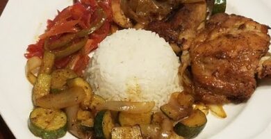 Prepara Una Deliciosa Receta De Muslos De Pollo Con Calabacines Y Cebolla En Menos De 30 Minutos. ¡Clic Aquí Para Descubrir El Sabor Jugoso Y Aromático!