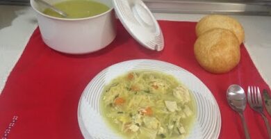 Delicioso Caldo De Pollo Casero Con Pollo Tierno