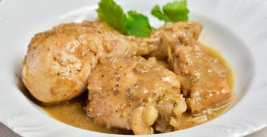 Pollo En Salsa Jugoso Con Almendras. Receta Fácil Y Deliciosa. Haz Clic Para Disfrutar De Este Plato Casero Reconfortante.