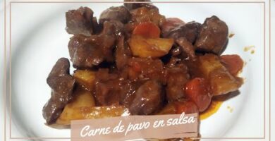 Delicioso Estofado De Carne De Pavo En Salsa Con Patatas: Fácil De Hacer