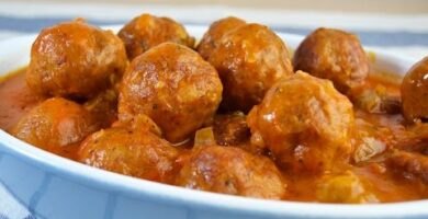 Albóndigas De Pavo Y Pollo En Salsa. Fáciles De Hacer Y Sabor Delicioso. ¡Haz Clic Y Disfruta Esta Receta Mediterránea!