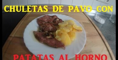 Chuletas De Pavo Al Ajillo Con Patatas Al Horno: Delicioso Plato Español
