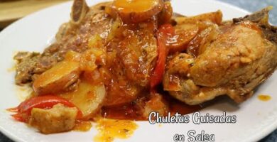 Deliciosas Chuletas De Cerdo En Salsa Con Vegetales. Fácil De Hacer Y Perfectas Para Un Almuerzo Familiar. ¡Prepara Esta Receta Hoy!