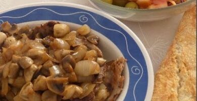 Deliciosa Receta De Chuletas De Cerdo Con Champiñones. Fácil De Hacer Y Sabrosa. ¡Cocínala Hoy!