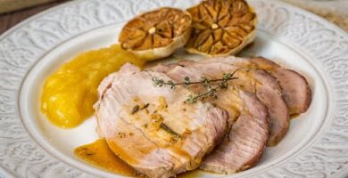 Lomo De Cerdo Al Horno Con Puré De Manzana. Deleitate Con Esta Deliciosa Receta.es Fácil De Hacer Y Perfecta Para Ocasiones Especiales. ¡Haz Clic Y Disfruta Del Sabor!