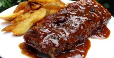 Deliciosas Costillas De Cerdo A La Cocacola Con Salsa Barbecue Casera Y Papas Rústicas. ¡Prueba Esta Receta Y Disfruta De Sabores Irresistibles! Clic Aquí Para Más.