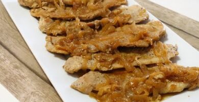 Sabrosos Filetes De Cerdo En Salsa De Cebolla. Fácil De Hacer Y Delicioso. Haz Clic Para Disfrutar De Esta Receta.