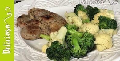 Chuletas De Puerco Con Vegetales Salteados: Una Receta Fácil Y Deliciosa. ¡Disfruta De Su Sabor Y Benefíciate De Su Bajo Contenido De Carbohidratos! Clic Para Probarla.