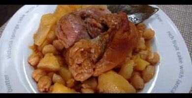 Codillo De Cerdo Con Garbanzos: Sabor Delicioso En Un Plato Fácil De Hacer. ¡Haz Clic Y Disfruta De Esta Receta Española!