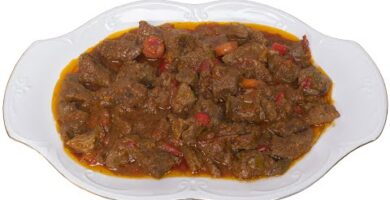 Carne De Ternera Estofada Con Salsa Espectacular. Delicioso Plato Español. Fácil De Hacer. Haz Clic Para La Receta Completa.