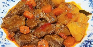 Ternera Con Patatas En Salsa Tradicional: Sabroso Guiso De Ternera Tierna Y Patatas En Una Deliciosa Salsa Casera. Haz Clic Y Disfruta De Este Plato Clásico.