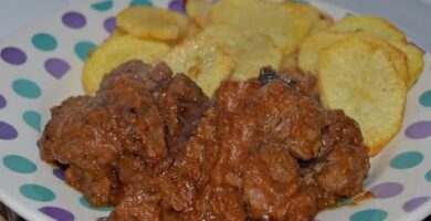 Ternera Guisada Con Salsa Al Pedro Ximénez: Deliciosa Receta Española De Carne Tierna Y Jugosa. ¡Anímate A Probarla!