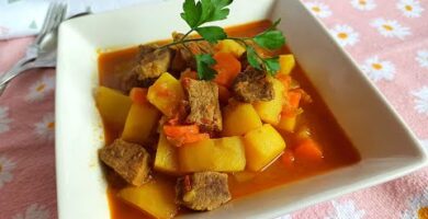 Estofado De Patatas Con Carne: Delicioso Y Fácil De Hacer. Disfruta De Este Plato Español Con Un Clic.