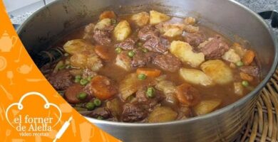 Delicioso Estofado De Ternera Con Patatas Y Guisantes: Receta Fácil De Preparar. ¡Prueba Esta Exquisita Combinación De Sabores Y Texturas! Haz Clic Para Cocinarlo.