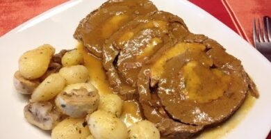 Galleta Rellena De Aleta De Ternera Y Champiñones. Delicioso Plato Casero