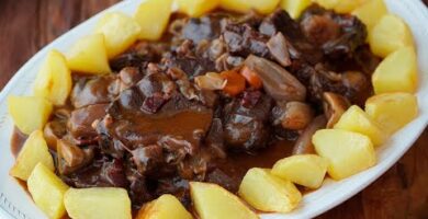 Bouef Bourguignon: Sabroso Estofado Francés De Vaca Vieja Y Panceta Ahumada. Fácil De Hacer