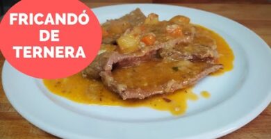 Delicioso Fricandó De Ternera: Filetes De Ternera Tiernos Y Jugosos Cocinados Con Cebolla