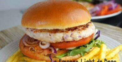 ¡Prueba Nuestra Deliciosa Hamburguesa Casera De Pollo! Fácil De Hacer Y Con Ingredientes Simples. ¡Sorprende A Tus Invitados Con Esta Opción Saludable!