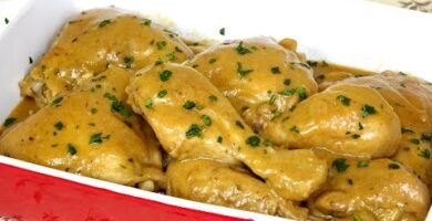 Delicioso Pollo En Salsa Española: Muslos De Pollo Dorados En Una Rica Salsa Con Champiñones. Fácil De Hacer Y Lleno De Sabor. ¡Haz Clic Para Probarlo Ahora!