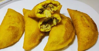 Deliciosas Empanadas Colombianas De Pollo Con Masa Crujiente Y Relleno Sabroso. Fácil De Hacer. ¡Anímate A Probar Esta Receta Y Comparte Tu Experiencia!