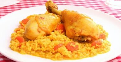 Arroz Con Pollo: Delicioso Y Fácil De Hacer. Disfruta De Este Plato Tradicional Español En Tu Próxima Comida Familiar. ¡Haz Clic Para La Receta!