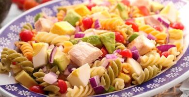 Prueba Esta Deliciosa Ensalada De Pasta Con Pollo En Solo 20 Minutos. ¡Sabrosa Y Fácil De Hacer! ¡Haz Clic Aquí Para La Receta Completa!