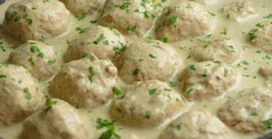 Deliciosas Albóndigas De Pollo Con Salsa De Almendras. Fácil De Hacer. Haz Clic Para Probar Esta Receta Irresistible.