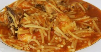 Guiso De Pollo Con Fideos: Delicioso Y Fácil De Hacer Receta Mediterránea. Prepara Este Reconfortante Plato Y Disfruta De Una Comida Casera. ¡Haz Clic Para La Receta!