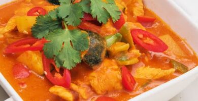Curry Roja Tailandesa Fácil De Preparar Y Llena De Sabores Exóticos. ¡Disfruta De Esta Deliciosa Receta Con Arroz Blanco! ¡Haz Clic Para Probarla Ahora!