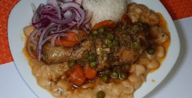 Delicioso Seco De Pollo Peruano Con Frijoles