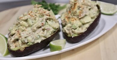 Aguacates Rellenos De Pollo: Deliciosos Y Fáciles De Hacer. Aprovecha Carne Sobrante Y Disfruta De Su Sabor Cremoso. ¡Prueba Y Comparte!