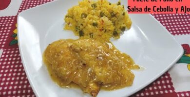 Filete De Pollo En Salsa De Cebolla Y Ajo. Fácil De Hacer