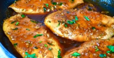 Pechugas De Pollo Al Ajillo En Salsa: Deliciosa Receta Con Salsa De Miel Y Ajos. Fácil De Hacer. ¡Prueba Y Disfruta!