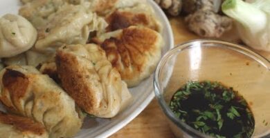 Deliciosos Dumplings Estilo Chino De Pollo: Masa Suave Rellena De Pollo Sazonado