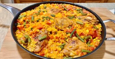 Arroz Con Pollo: Delicioso Y Fácil De Hacer. Disfruta De Esta Receta Latina En Almuerzo O Cena. ¡Haz Clic Y Prueba Ahora!