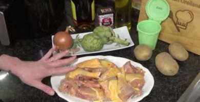 Delicioso Estofado De Pollo Con Alcachofas Y Patatas. Receta Fácil De Preparar. ¡Haz Clic Para Probarlo!
