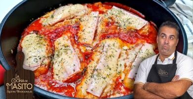 Pollo A La Parmesana: Pechugas De Pollo Fritas Y Cubiertas Con Salsa De Tomate