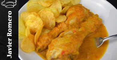 Deliciosos Monitos De Pollo Fritos Con Salsa De Verduras Y Patatas Chips. Fácil De Hacer