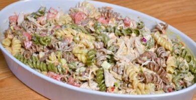 Deliciosa Ensalada De Pollo Con Pasta. Fácil De Hacer