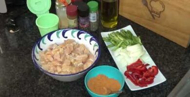 Fajitas De Pollo Fáciles Y Deliciosas. Pechuga De Pollo Sazonada Con Especias